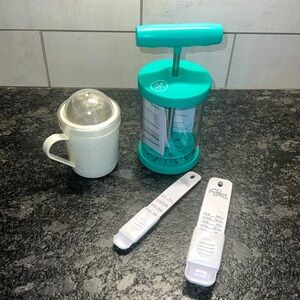 Baking bundle Pampered Chef Whipped cream maker powdered sugar 2 spoons